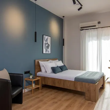 48, Cozy In Center *