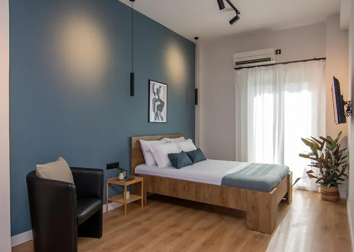 48, Cozy In Center *